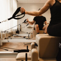 Groepsles Reformer Pilates met de lussen in de Reformer Studio