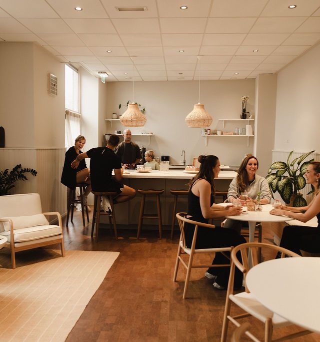 Leden in gesprek aan tafel in de Members Lounge