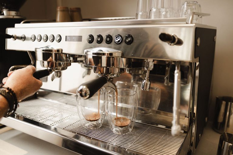 Koffie wordt gezet aan de espressomachine in de Members Lounge