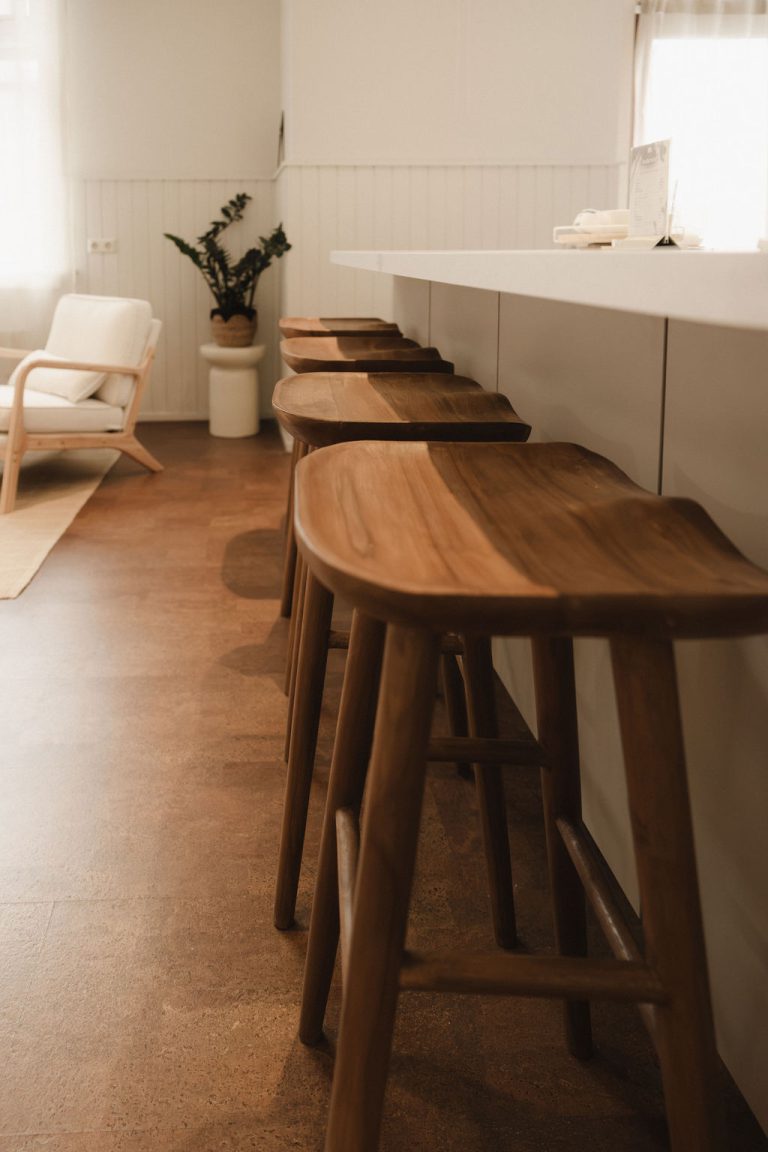 Houten barkrukken in de Members Lounge
