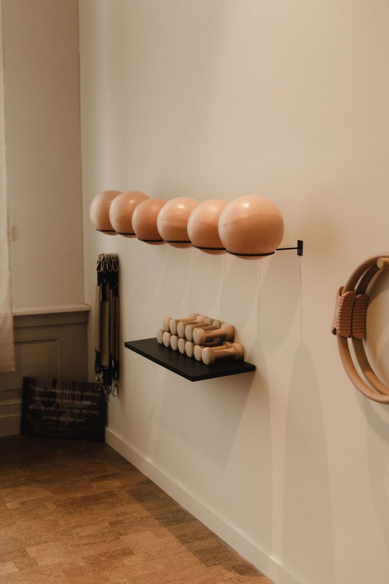 Pilatesballen en blokken aan de wand